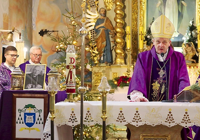 Ostatnie pożegnanie biskupa w Radziechowach.