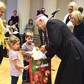 Nagrody wręczali goście − bp Andrzej Iwanecki i Magdalena Budny, sekretarz powiatu gliwickiego.