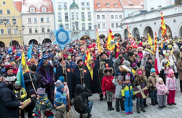 Różnokolorowe pochody spotkały się na rynku w Gliwicach.