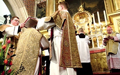 Moment nałożenia księgi Ewangelii na głowę nowego biskupa.