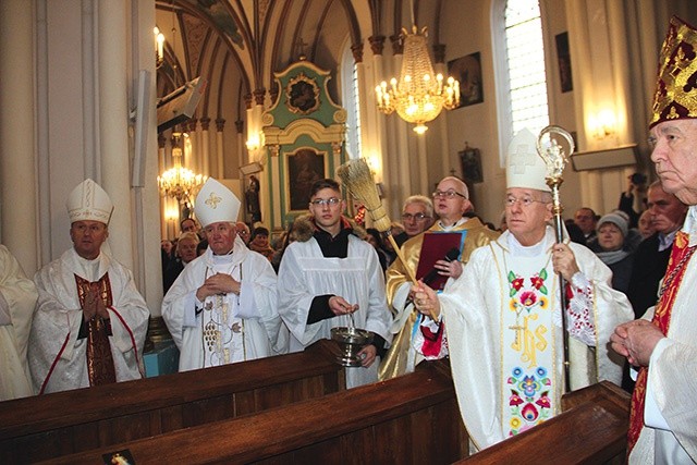 W Pszczonowie modliło się kilku biskupów, kapłanów i rzesza wiernych.