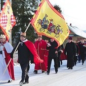 Wierni na trasie  z Kliszowa  do Gawłuszowic.