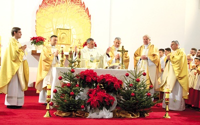 ▲	Eucharystia zgromadziła licznych wiernych.