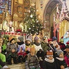 ▲	Świąteczna sceneria ciechanowskiej fary ze Świętą Rodziną i dziećmi słuchającymi kazania bp. Piotra.