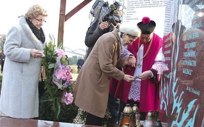 ▲	Poświęcony na początku grudnia 2018 r. symboliczny grób-pomnik w Działdowie, gdzie złożono ziemię z miejsc męczeństwa.
