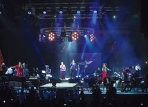 ▼	Artyści wystąpili na okrągłej scenie, dzięki czemu każdy mógł ich zobaczyć.