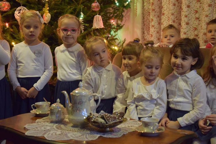 Kolędowanie z babcią i dziadkiem w sochaczewskim przedszkolu