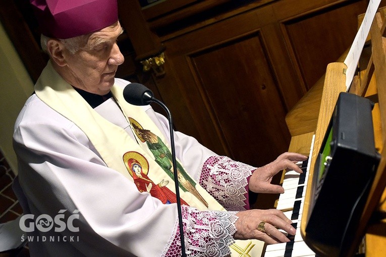 Biskup zagrał kolędę na odnowionym instrumencie.