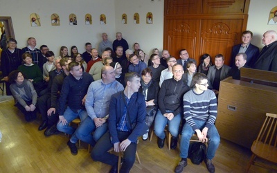 Chwila przed wykładem połączonym z ćwiczeniami praktycznymi. Stoją od prawej: ks. Wojciech Szary i Damian Skowroński