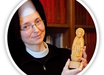 Siostra Julia z figurką Matki Bożej Oświęcimskiej.