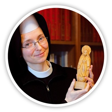 Siostra Julia z figurką Matki Bożej Oświęcimskiej.