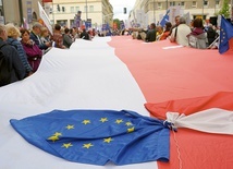 Protesty przeciwko poszczególnym działaniom UE nie oznaczają, że większość Polaków to eurosceptycy.