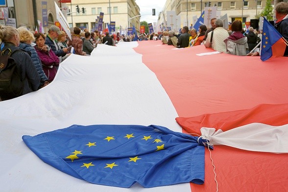 Protesty przeciwko poszczególnym działaniom UE nie oznaczają, że większość Polaków to eurosceptycy.