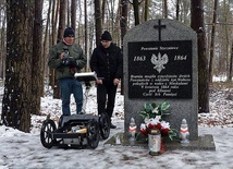 Filmowcy przywieźli georadar pozwalający na nieinwazyjne badania. Ich wyniki potwierdziły przekonania o istniejącej w tym miejscu zbiorowej mogile