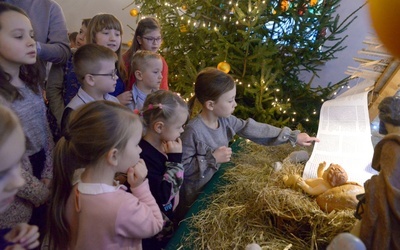 Najmłodsi uczestnicy spotkania chcieli być jak najbliżej stajenki i Dzieciątka Jezus