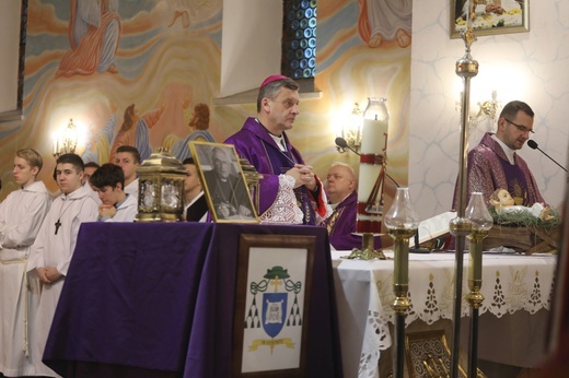 Pożegnanie śp. bp. Tadeusza Pieronka w Radziechowach