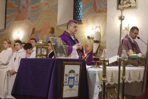 Pożegnanie śp. bp. Tadeusza Pieronka w Radziechowach