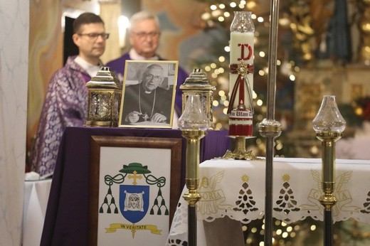 Pożegnanie śp. bp. Tadeusza Pieronka w Radziechowach