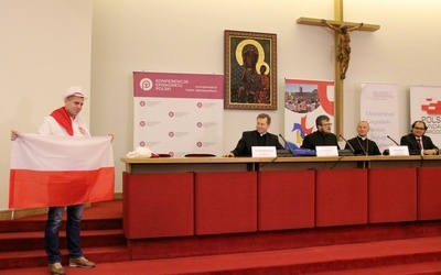 Polsce pielgrzymi będą wyróżniali się biało-czerwonymi emblematami