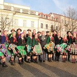 Polonez maturzystów na Starym Rynku w Łowiczu