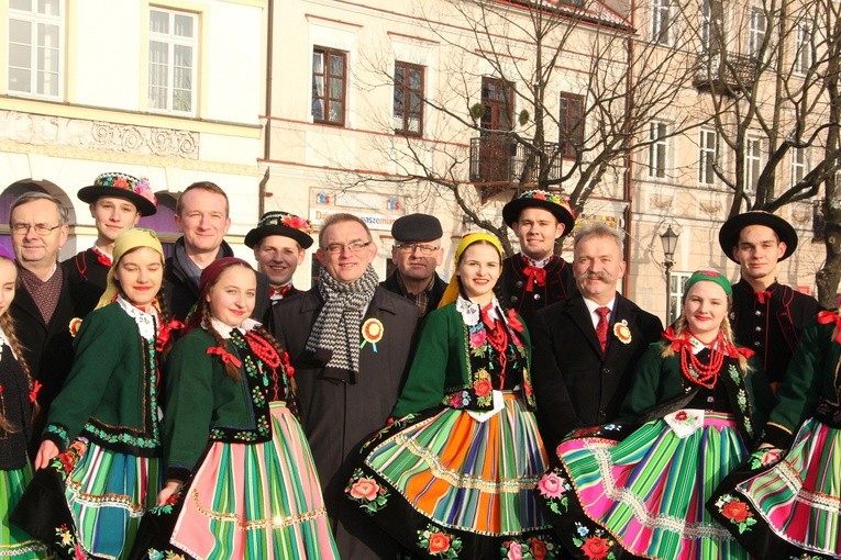 Polonez maturzystów na Starym Rynku w Łowiczu