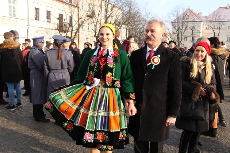 Polonez maturzystów na Starym Rynku w Łowiczu