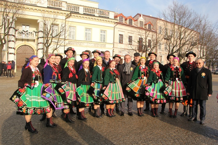 Polonez maturzystów na Starym Rynku w Łowiczu