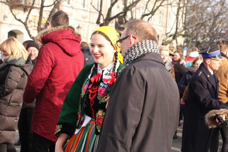 Polonez maturzystów na Starym Rynku w Łowiczu