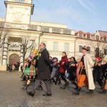 Polonez maturzystów na Starym Rynku w Łowiczu