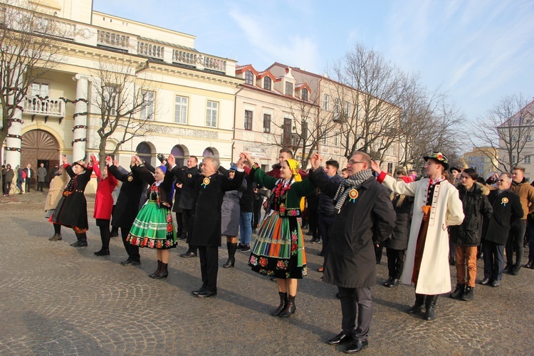 Polonez maturzystów na Starym Rynku w Łowiczu