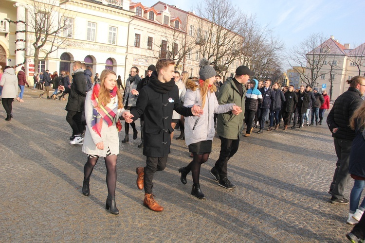 Polonez maturzystów na Starym Rynku w Łowiczu