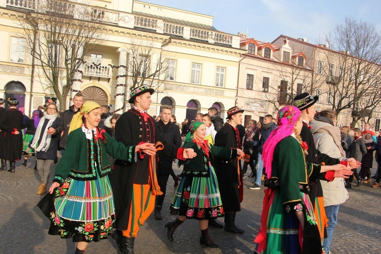 Polonez maturzystów na Starym Rynku w Łowiczu