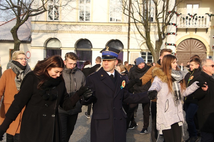 Polonez maturzystów na Starym Rynku w Łowiczu