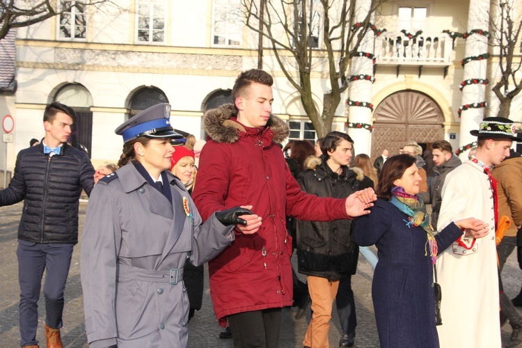 Polonez maturzystów na Starym Rynku w Łowiczu