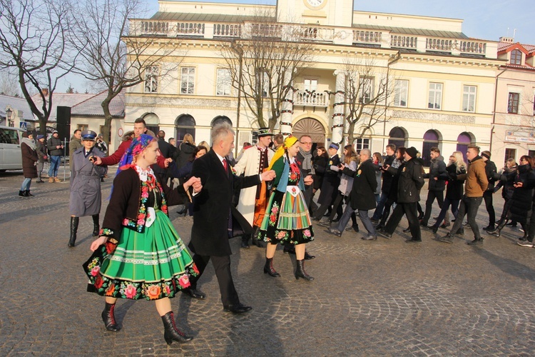 Polonez maturzystów na Starym Rynku w Łowiczu