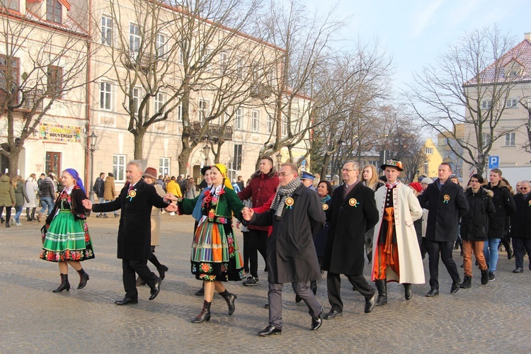 Polonez maturzystów na Starym Rynku w Łowiczu