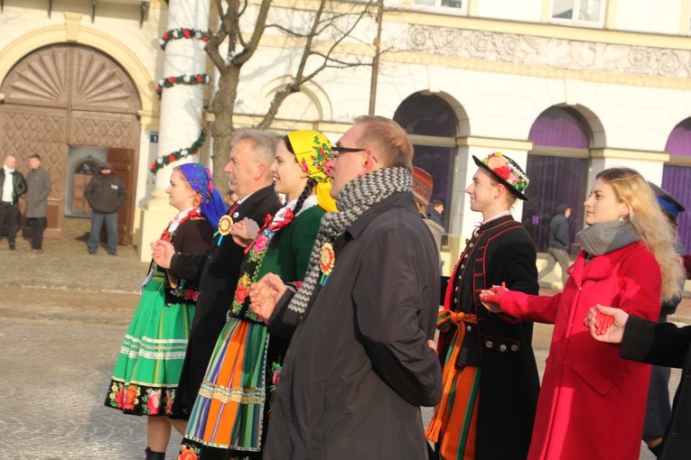 Polonez maturzystów na Starym Rynku w Łowiczu