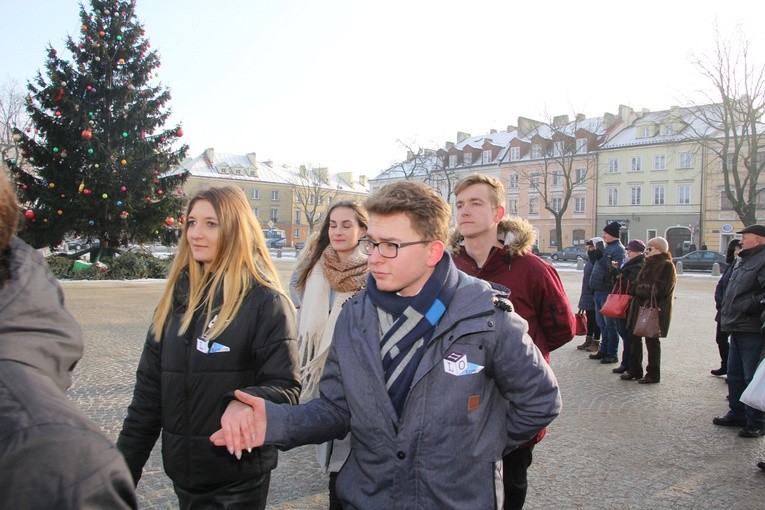 Polonez maturzystów na Starym Rynku w Łowiczu
