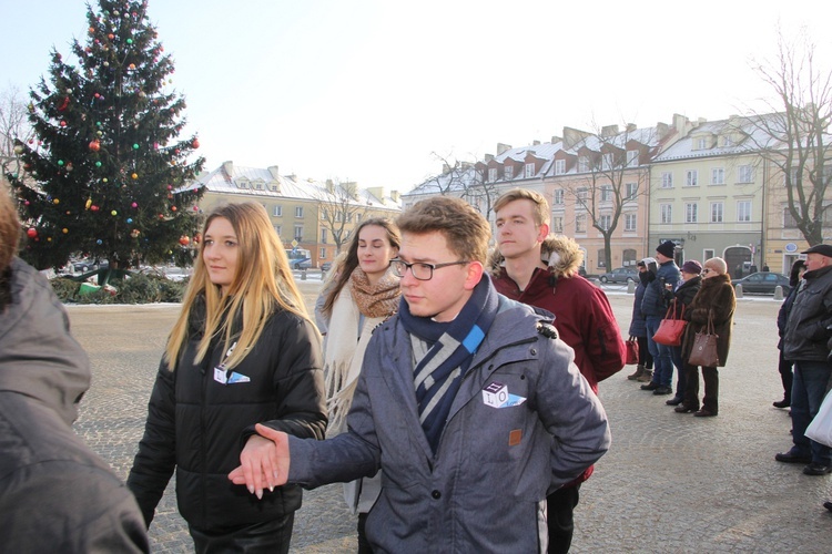 Polonez maturzystów na Starym Rynku w Łowiczu