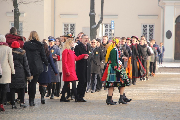 Polonez maturzystów na Starym Rynku w Łowiczu