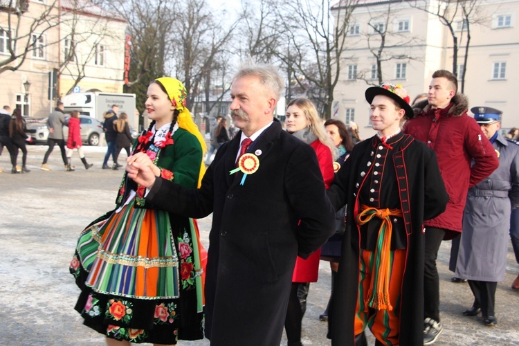 Polonez maturzystów na Starym Rynku w Łowiczu