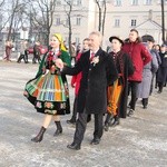 Polonez maturzystów na Starym Rynku w Łowiczu