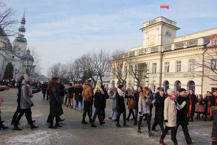 Polonez maturzystów na Starym Rynku w Łowiczu