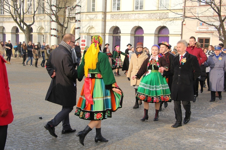 Polonez maturzystów na Starym Rynku w Łowiczu