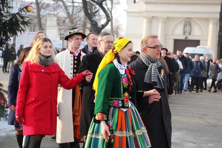 Polonez maturzystów na Starym Rynku w Łowiczu