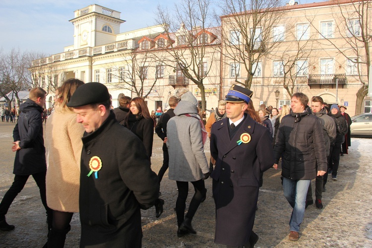 Polonez maturzystów na Starym Rynku w Łowiczu