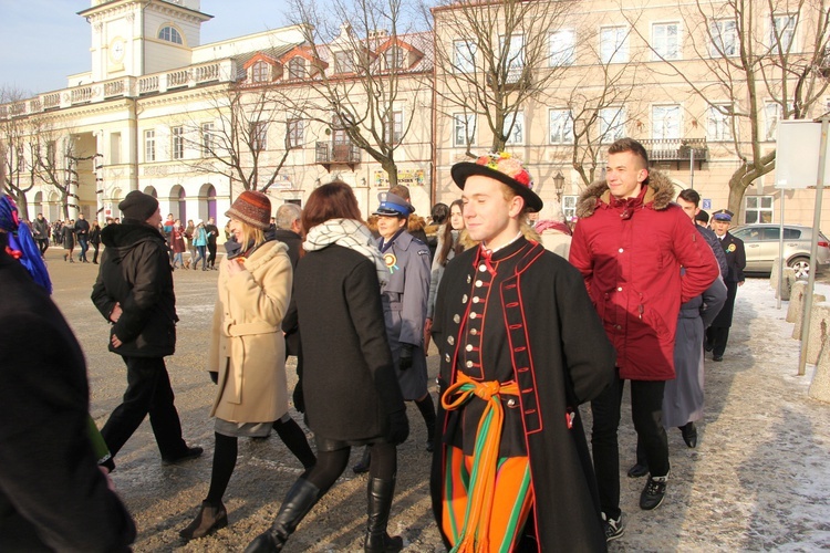 Polonez maturzystów na Starym Rynku w Łowiczu