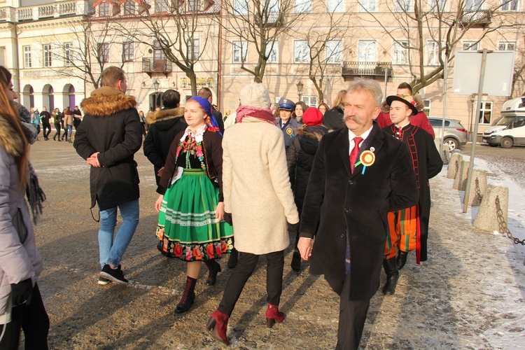 Polonez maturzystów na Starym Rynku w Łowiczu