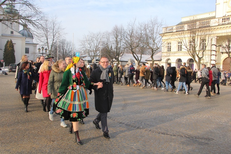 Polonez maturzystów na Starym Rynku w Łowiczu