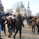 Polonez maturzystów na Starym Rynku w Łowiczu